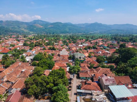Die Luftaufnahme von Wohnhäusern in Cikalong, Cianjur, Indonesien