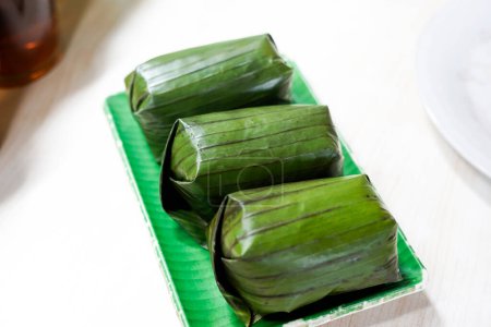 Foto de Nasi Timbel es tradicional indonesio - arroz al vapor envuelto en banano - Imagen libre de derechos