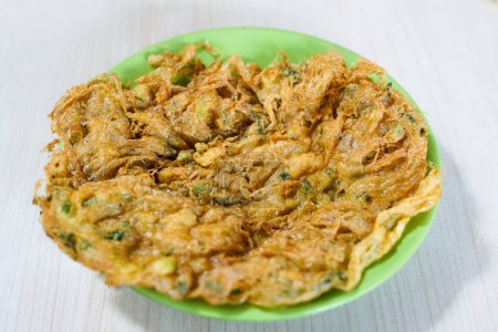 Telur dadar goreng o tortilla de huevos fritos de Indonesia. Comida que es simple y a menudo hecha en casa