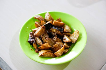 Jengkol Goreng ou fruits frits pour chiens, cuisine populaire traditionnelle indonésienne servie dans une assiette