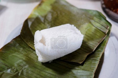 Nasi Timbel ist indonesische Tradition. Reisgericht in Bananenblatt eingewickelt