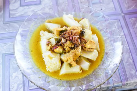 Lontong verduras al curry comen de Indonesia