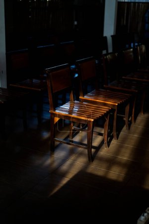 silla en habitación oscura con luz de punto