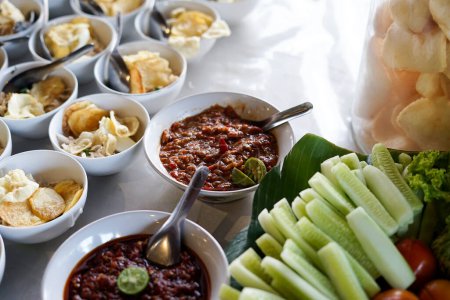 salsa de chile con verduras frescas. Alimentos especiales de Indonesia
