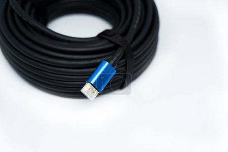 Type standard de connecteur HDMI et câble isolé sur fond blanc