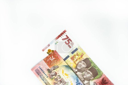 Indonesische Rupiah, die offizielle Währung Indonesiens auf weißem Hintergrund