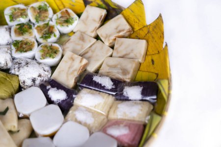 jajanan pasar, traditionelle Snacks, indonesisches Essen isoliert vor weißem Hintergrund