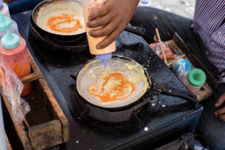 el proceso de hacer "cilung" un aperitivo callejero típico de Sundanese hecho de harina de tapioca que se fríe brevemente y luego se agrega con sabor y harina de chile