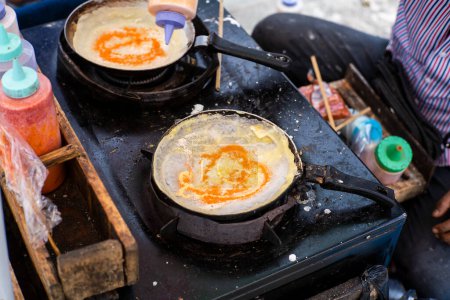 el proceso de hacer "cilung" un aperitivo callejero típico de Sundanese hecho de harina de tapioca que se fríe brevemente y luego se agrega con sabor y harina de chile