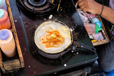 le processus de fabrication de "cilung" une collation de rue typiquement sundanienne à base de farine de tapioca qui est frite brièvement puis ajoutée avec de l'arôme et de la farine de chili