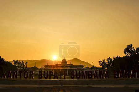 Téléchargez les photos : SUMBAWA, INDONÉSIE - 22 OCTOBRE 2019. Bureau du régent de Sumbawa Ouest au lever du soleil - en image libre de droit