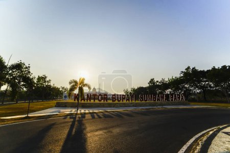 Téléchargez les photos : SUMBAWA, INDONÉSIE - 22 OCTOBRE 2019. Bureau du régent de Sumbawa Ouest au lever du soleil - en image libre de droit