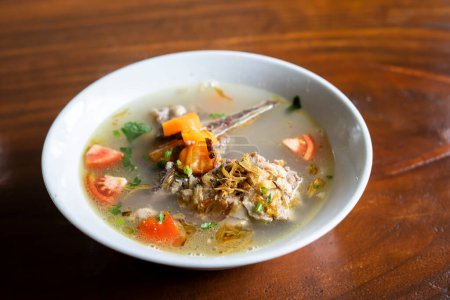 Sop Iga o sopa de costillas de ternera es una sopa indonesia. Hecho de costillas, zanahorias, puerros y papas.