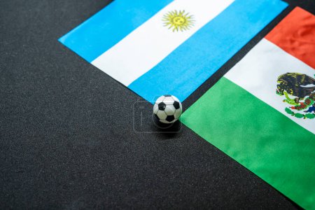 November 2022: Argentinien gegen Mexiko, Fußballspiel mit Nationalflaggen