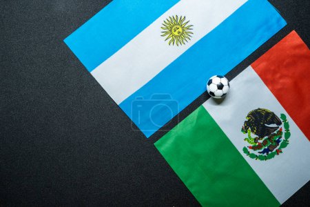 November 2022: Argentinien gegen Mexiko, Fußballspiel mit Nationalflaggen