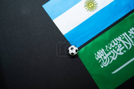 Novembre 2022 : Argentine c. Arabie Saoudite, Match de football avec drapeaux nationaux