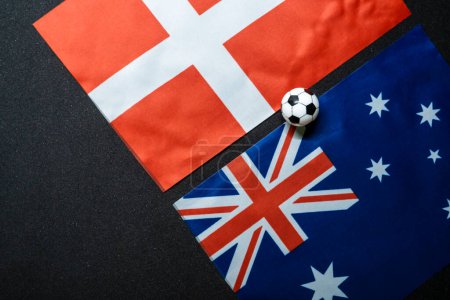 Noviembre 2022: Australia vs Dinamarca, Partido de fútbol con banderas nacionales
