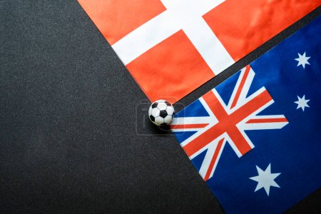 November 2022: Australien gegen Dänemark, Fußballspiel mit Nationalflaggen