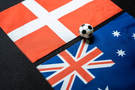 Noviembre 2022: Australia vs Dinamarca, Partido de fútbol con banderas nacionales
