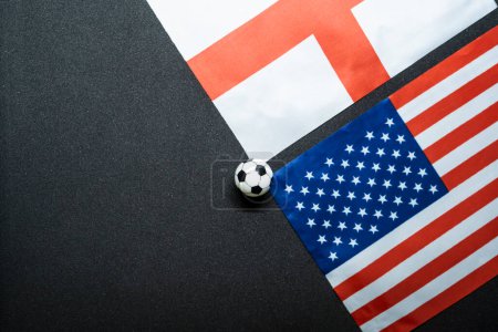 Noviembre 2022: Inglaterra vs Estados Unidos, Partido de fútbol con banderas nacionales