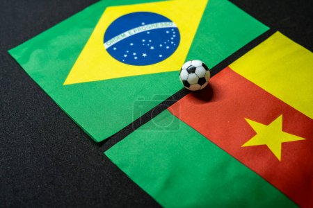 Diciembre 2022: Camerún vs Brasil, Partido de fútbol con banderas nacionales