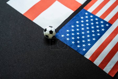 November 2022: England gegen USA, Fußballspiel mit Nationalflaggen