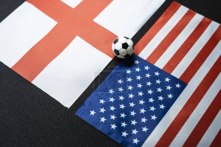 Noviembre 2022: Inglaterra vs Estados Unidos, Partido de fútbol con banderas nacionales