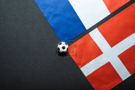Noviembre 2022: Francia vs Dinamarca, Partido de fútbol con banderas nacionales