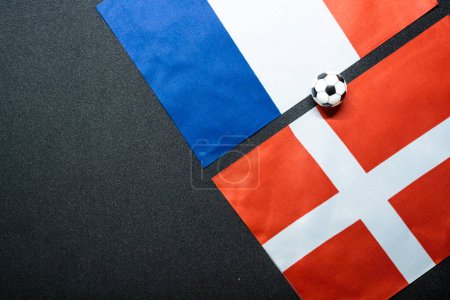 November 2022: Frankreich gegen Dänemark, Fußballspiel mit Nationalflaggen