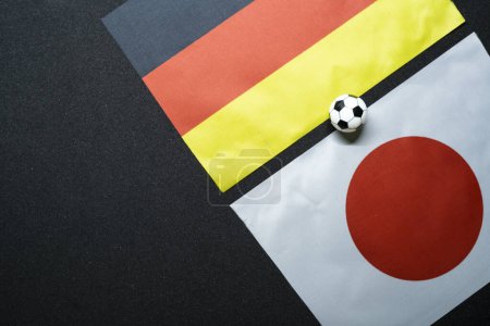 Noviembre 2022: Alemania vs Japón, Partido de fútbol con banderas nacionales