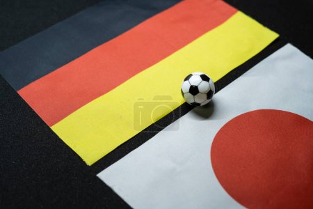 November 2022: Deutschland gegen Japan, Fußballspiel mit Nationalflaggen