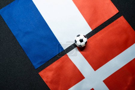 Noviembre 2022: Francia vs Dinamarca, Partido de fútbol con banderas nacionales