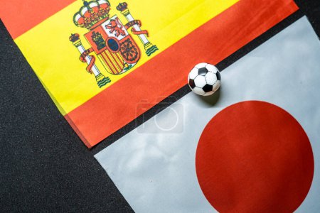 Diciembre 2022: Japón vs España, Partido de fútbol con banderas nacionales