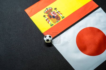 Dezember 2022: Japan gegen Spanien, Fußballspiel mit Nationalflaggen