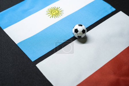 Dezember 2022: Polen gegen Argentinien, Fußballspiel mit Nationalflaggen