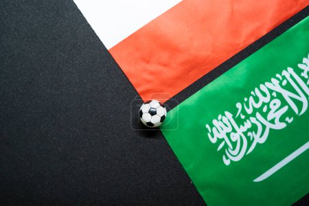 Noviembre 2022: Polonia vs Arabia Saudita, Partido de fútbol con banderas nacionales