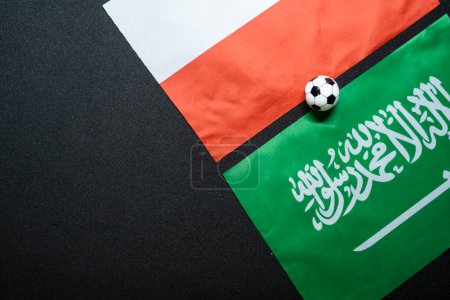 November 2022: Polen gegen Saudi-Arabien, Fußballspiel mit Nationalflaggen