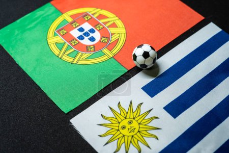 Noviembre 2022: Portugal vs Uruguay, Partido de fútbol con banderas nacionales