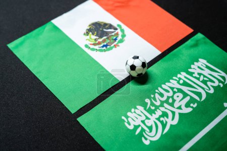 Diciembre 2022: Arabia Saudita vs México, Partido de fútbol con banderas nacionales