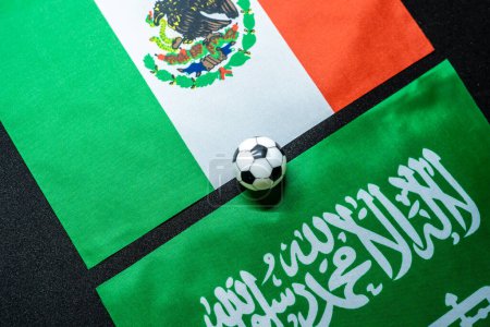 Décembre 2022 : Arabie Saoudite vs Mexique, Match de football avec drapeaux nationaux