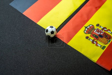 November 2022: Spanien gegen Deutschland, Fußballspiel mit Nationalflaggen