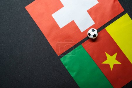 Noviembre 2022: Suiza vs Camerún, Partido de fútbol con banderas nacionales