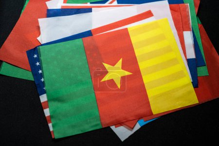 Téléchargez les photos : Drapeau Cameroun des pays participants au tournoi de championnat international - en image libre de droit