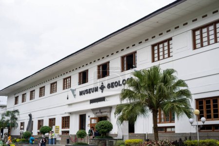 Téléchargez les photos : BANDUNG, INDONÉSIE - 29 DÉCEMBRE 2022. l'entrée du musée de géologie bandung - en image libre de droit