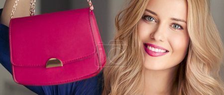 Moda y accesorios, mujer hermosa feliz sosteniendo pequeño bolso rosa con detalles dorados como accesorio elegante y concepto de compras de lujo