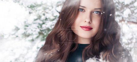 Foto de Belleza de invierno, Navidad y felices fiestas, hermosa mujer con peinado largo y maquillaje natural en el bosque nevado, nevando diseño de nieve como Navidad, Año Nuevo y estilo de vida de vacaciones estilo retrato - Imagen libre de derechos