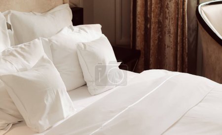 Décoration et décoration intérieure, lit avec literie blanche dans la chambre de luxe, service de blanchisserie et détails de meubles