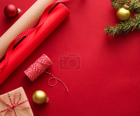 Téléchargez les photos : Préparation de Noël, journée de boxe et cadeaux de vacances, papier artisanal de Noël et rubans pour boîtes cadeaux sur fond rouge comme outils d'emballage et décorations, cadeaux de bricolage comme conception de vacances plat laïc - en image libre de droit