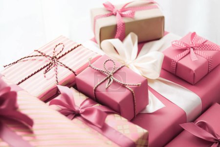 Regalos navideños y regalos de lujo envueltos, cajas de regalo rosas como regalo sorpresa para cumpleaños, Navidad, Año Nuevo, Día de San Valentín, día de boxeo, compras de bodas y días festivos o entrega de cajas de belleza
