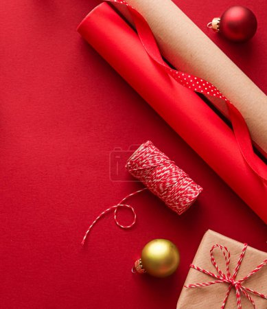 Téléchargez les photos : Préparation de Noël, journée de boxe et cadeaux de vacances, papier artisanal de Noël et rubans pour boîtes cadeaux sur fond rouge comme outils d'emballage et décorations, cadeaux de bricolage comme conception de vacances plat laïc - en image libre de droit